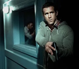Der noch frischgebackene Geheimagent Matt Weston (Ryan Reynolds) soll im Safe House einen besonderen Agenten beaufsichtigen, doch dann wird das Haus pl&ouml;tzlich angegriffen ...