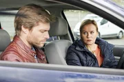 Kathi (Mandy Neidig) möchte sich bei Robert (Felix Maximilian) bedanken. Kathi (Mandy Neidig) möchte sich bei Robert (Felix Maximilian) bedanken.