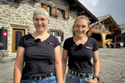 Die Schwestern Désirée (r.) und Elin (l.) Gschwend auf der Alp Nagens (GR) Die Schwestern Désirée (r.) und Elin (l.) Gschwend auf der Alp Nagens (GR)