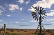 Auf ihrem Weg durch die sehr unterschiedlichen Landesteile Argentiniens erzählt die Ruta Nacional 40 auch vom mühsamen Aufbau der argentinischen Nation. Auf ihrem Weg durch die sehr unterschiedlichen Landesteile Argentiniens erzählt die Ruta Nacional 40 auch vom mühsamen Aufbau der argentinischen Nation.