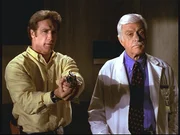 Steve (Barry Van Dyke, l.) und sein Vater Mark (Dick Van Dyke, r.) konfrontieren den Chef der Nationalen Sicherheit mit Vorw&uuml;rfen ...