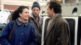 Wettermann Phil Connors (Bill Murray, re.), Rita Hanson (Andie MacDowell) und Kameramann Lary (Chris Elliot) m&uuml;ssen aus Punxsutawney, Pennsylvania, berichten, wo wieder einmal der 'Murmeltier-Tag' ansteht..