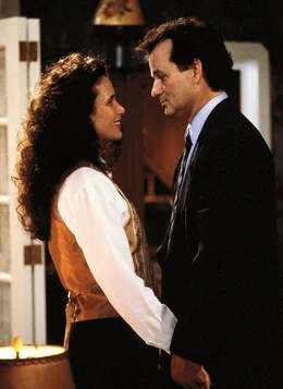 Der stets mi&szlig;gelaunte TV-Wettermann Phil Connors (Bill Murray) versucht jeden Tag aufs Neue die Produzentin Rita (Andie MacDowell) zu erobern...