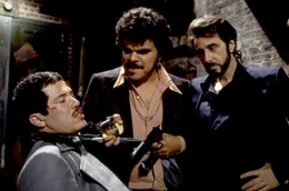 In Carlitos (Al Pacino, re.) Nachtclub kommt es zu einem Streit mit dem Junggangster Benny Blanco (John Leguizamo, li.), der Anspruch auf die Gesellschaft einer bestimmten Kellnerin erhebt &hellip;