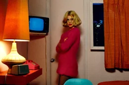 Nastassja Kinski im pinkfarbenen Mohair-Pulloverkleid in Wim Wenders&lsquo; Roadmovie &bdquo;Paris, Texas&ldquo; (1984) &ndash; ein Bild, das bis heute alle anderen &uuml;berstrahlt