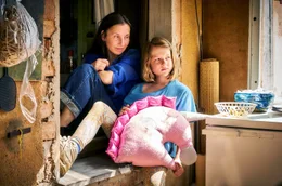 Nach anf&auml;nglichen Konflikten lernt Anne (Meret Becker, l.) ihre unabh&auml;ngige Enkelin Tilda (Luise Landau, r.) zu lieben.