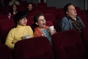 "Die Goldbergs", "Rezept für den Tod 2: Küss den Koch." Inspiriert durch Arnold Schwarzeneggers Actionfilm will Adam sein eigenes Movie drehen. Er bittet seinen Vater um Geld. Adam will seinen Bruder für die Hauptrolle. Doch als Barry als Hauptdarsteller aussteigt, nimmt alles ein böses Ende. Währenddessen gehen Erica und Beverly gemeinsam shoppen. Aber es kommt, wie es kommen musste: Die beiden können sich nicht einigen und geraten aneinander. Im Bild (v.li.): Kenny Ridwan (Dave Kim), Sean Giambrone (Adam Goldberg), Jeff Garlin (Murray Goldberg). "Die Goldbergs", "Rezept für den Tod 2: Küss den Koch." Inspiriert durch Arnold Schwarzeneggers Actionfilm will Adam sein eigenes Movie drehen. Er bittet seinen Vater um Geld. Adam will seinen Bruder für die Hauptrolle. Doch als Barry als Hauptdarsteller aussteigt, nimmt alles ein böses Ende. Währenddessen gehen Erica und Beverly gemeinsam shoppen. Aber es kommt, wie es kommen musste: Die beiden können sich nicht einigen und geraten aneinander. Im Bild (v.li.): Kenny Ridwan (Dave Kim), Sean Giambrone (Adam Goldberg), Jeff Garlin (Murray Goldberg).