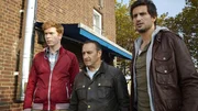 Als Semir (Erdogan Atalay, M.) und Ben (Tom Beck, r.) mit Hartmut (Niels Kurvin) vor dessen Wohnung eintreffen, entdecken sie Spuren einer Schießerei - und eine Leiche im Hof! Als Semir (Erdogan Atalay, M.) und Ben (Tom Beck, r.) mit Hartmut (Niels Kurvin) vor dessen Wohnung eintreffen, entdecken sie Spuren einer Schießerei - und eine Leiche im Hof!