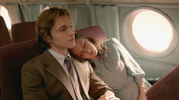 Am 24. August 1981 befindet sich das frisch verheirateten Paar Larisa (Nadezhda Kaleganova) und Wolodja (Maksim Ivanov-Marenin) von ihrer Hochzeitsreise auf dem R&uuml;ckflug zur&uuml;ck nach Hause. 30 Minuten vor der Landung kollidiert das Flugzeug mit einem Bomber der Luftwaffe und zerbricht in einer H&ouml;he von mehr als f&uuml;nf Kilometern in St&uuml;cke...