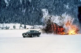 Nach einigen t&ouml;dlichen Angriffen auf Agenten soll James Bond (Timothy Dalton) den KGB-General Georgi Koskov zur Flucht in den Westen verhelfen. Auf seiner gef&auml;hrlichen Mission st&ouml;&szlig;t er auf einige Unstimmigkeiten - wer spielt hier ein falsches Spiel?