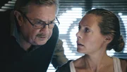 Hartman (Alan Svensson) gibt Maria (Eva Röse) einen Rat. Hartman (Alan Svensson) gibt Maria (Eva Röse) einen Rat.