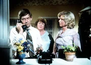 Der &auml;lteste Walton-Sohn wird in Europa vermisst. John (Ralph Waite, l.), Rose (Peggy Rea, M.) und Olivia (Michael Learned, r.) warten auf Nachricht vom Roten Kreuz.