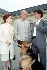 Kommissar Rex "Unter Hypnose". Im Bild: Gisela Uhlen, Hans Michael Rehberg (mi.), Tobias Moretti, Rex. Kommissar Rex "Unter Hypnose". Im Bild: Gisela Uhlen, Hans Michael Rehberg (mi.), Tobias Moretti, Rex.