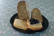 Irisches Brown Bread und Scones: F&uuml;r das Schwarzbrot werden Vollkornmehl und Buttermilch verr&uuml;hrt, die Scones werden aus Wei&szlig;mehl, Zucker, Butter, Eiern und Milch hergestellt.