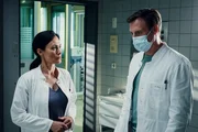 Dr. Melek Birol (Idil Üner), Dr. Moritz Neiss (Patrick Kalupa) Dr. Melek Birol (Idil Üner), Dr. Moritz Neiss (Patrick Kalupa)