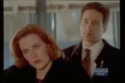 Scully (Gillian Anderson, l.) und Mulder (David Duchovny, r.) untersuchen in der Chinatown von San Francisco einen Fall, bei dem sie erst Geistern nachjagen m&uuml;ssen, um auf einen illegalen Organhandel zu sto&szlig;en.