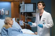 Unbekannte Darstellerin und Dr. Shaun Murphy (Freddie Highmore) Unbekannte Darstellerin und Dr. Shaun Murphy (Freddie Highmore)