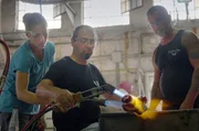 Glasmachen ist Teamarbeit: Das Objekt muss immer hei&szlig; gehalten werden.