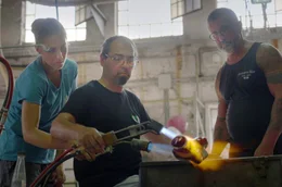 Glasmachen ist Teamarbeit: Das Objekt muss immer hei&szlig; gehalten werden.