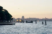 Anlegestellen in Venedig am Abend