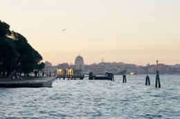 Anlegestellen in Venedig am Abend