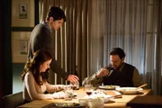 V.l.: Juliette Silvertons (Bitsie Tulloch) Freund Nick Burkhardt (David Giuntoli) ist ein Grimm. Doch Nick lebt gef&auml;hrlich, denn seine Existenz hat sich in der Welt der Wesen l&auml;ngst herumgesprochen. Gemeinsam mit Monroe (Silas Weir Mitchell) &uuml;bt er deshalb unbeobachtet im Wald den Umgang mit den typischen Waffen eines Grimms.