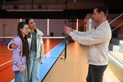 Charlotte "Charlie" (Shaolyn Fernandez, 2.v.l.) rechnet es Deniz (Igor Dolgatschew) hoch an, dass er Lina (Holle Kirck) so eine gro&szlig;e Freude gemacht hat.