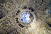 Gemalte Himmels&ouml;ffnung im &bdquo;Zimmer der Eheleute&ldquo; (Camera degli Sposi) &ndash; Deckenfresko von Andrea Mantegna im Herzogspalast von Mantua