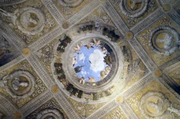 Gemalte Himmels&ouml;ffnung im &bdquo;Zimmer der Eheleute&ldquo; (Camera degli Sposi) &ndash; Deckenfresko von Andrea Mantegna im Herzogspalast von Mantua