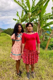 Schon als Kind hat Samantha Siagama (re.) f&uuml;r Eltern und Geschwister gekocht. Transfrauen werden von der Familie zwar verachtet, doch oft auch ausgenutzt.