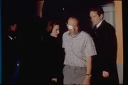 Scully (Gillian Anderson, 2.v.l.) und Mulder (David Duchovny, r.) m&ouml;chten von Mr. Hsin (Michael Yama, 2.v.r.) wissen, wer ihm den Auftrag gegeben hat, in der Wohnung des Mordopfers einen neuen Teppichboden zu verlegen.
