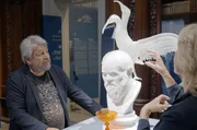 Adriano Berengo, Kurator und Entrepreneur, mit einem Werk des K&uuml;nstlers Koen Vanmechelen im Museo Correr in Venedig