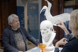 Adriano Berengo, Kurator und Entrepreneur, mit einem Werk des K&uuml;nstlers Koen Vanmechelen im Museo Correr in Venedig