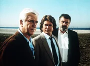 Auf der Reise in die Vergangenheit führen Jonathan (Michael Landon, M.) und Mark (Victor French, r.) den Unternehmer Benson (Leslie Nielsen, l.) an die Schauplätze seiner Untaten. Auf der Reise in die Vergangenheit führen Jonathan (Michael Landon, M.) und Mark (Victor French, r.) den Unternehmer Benson (Leslie Nielsen, l.) an die Schauplätze seiner Untaten.