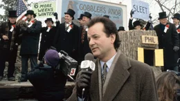 Zum vierten Mal in Folge mu&szlig; Wetterfrosch Phil Connors (Bill Murray) an den Groundhog-Day-Feierlichkeiten in Punxsatawney mitwirken. Doch diesmal wird der selbstverliebte Zyniker in einer Zeitspalte festgehalten: Immer wieder mu&szlig; er den selben Tag erleben. Dabei beginnt sich Phils Leben von grundauf zu ver&auml;ndern.