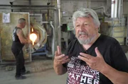 Adriano Berengo (re.) vor einem seiner Glas&ouml;fen