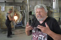 Adriano Berengo (re.) vor einem seiner Glas&ouml;fen