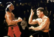 Frank Dux (Jean-Claude Van Damme, r.) nimmt an einem alle f&uuml;nf Jahre ausgetragenen Kumite-Wettkampf teil. Sollte er den brutalen Chong Li (Bolo Yeung) besiegen, w&uuml;rde er als erster Wei&szlig;er den Weltmeistertitel in diesem Kampfsport gewinnen.