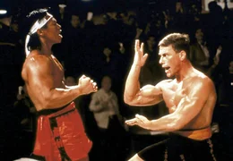 Frank Dux (Jean-Claude Van Damme, r.) nimmt an einem alle f&uuml;nf Jahre ausgetragenen Kumite-Wettkampf teil. Sollte er den brutalen Chong Li (Bolo Yeung) besiegen, w&uuml;rde er als erster Wei&szlig;er den Weltmeistertitel in diesem Kampfsport gewinnen.