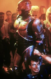 Der zum Cyborg umger&uuml;stete Polizist Alex J. Murphy (Peter Weller) k&auml;mpft gegen das Verbrechen an.