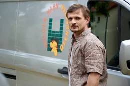 Holger (Florian Lukas) ist der einzige im Dorf, der immer wieder Kontakt zu Anne sucht.