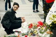 Samira (Lara Chedraoui) trauert um die zahlreichen Opfer der Anschl&auml;ge und k&uuml;mmert sich f&uuml;rsorglich um die Hinterbliebenen. Auch ihr selbst macht das Grauen, das sie hautnah miterleben musste, immer noch zu schaffen.