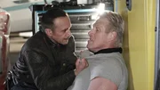 Semir (Erdogan Atalay, l.) hat es geschafft, Vinnie (Norbert Heisterkamp) zu &uuml;berw&auml;ltigen.