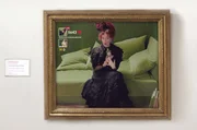 Ramon Casas malte 1899 die „Junge Dekadente“. Heute, nach über 120 Jahren, wendet sich die abgebildete Madeleine Boisguillaume mit einem Spendenaufruf an ihre Follower, damit ihr Bild restauriert werden kann. Ramon Casas malte 1899 die „Junge Dekadente“. Heute, nach über 120 Jahren, wendet sich die abgebildete Madeleine Boisguillaume mit einem Spendenaufruf an ihre Follower, damit ihr Bild restauriert werden kann.