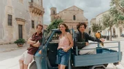 Um ihrer geliebten Cousine Ariane bei deren Reiseblog als Influencerin zu helfen, kam Billie (Hanna Plaß, M.) ins italienische Apulien. Dort trifft sie auf Mateo (Valmir Krasniqi, l.) und Raffaele (Jonathan Hutter, r.), zwei Verehrer die unterschiedlicher nicht sein können. Um ihrer geliebten Cousine Ariane bei deren Reiseblog als Influencerin zu helfen, kam Billie (Hanna Plaß, M.) ins italienische Apulien. Dort trifft sie auf Mateo (Valmir Krasniqi, l.) und Raffaele (Jonathan Hutter, r.), zwei Verehrer die unterschiedlicher nicht sein können.