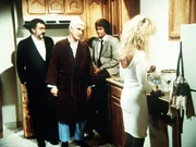 Für alle Lebenden unsichtbar, muss der "tote" Benson (Leslie Nielsen, 2.v.l.) erfahren, dass seine Freundin ihm niemals treu war und über seinen Tod entzückt ist. Für alle Lebenden unsichtbar, muss der "tote" Benson (Leslie Nielsen, 2.v.l.) erfahren, dass seine Freundin ihm niemals treu war und über seinen Tod entzückt ist.