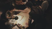 Vera Atkins (Sian Altman) und Buck Master beim Studieren einer Karte von oben betrachtet. Vera Atkins (Sian Altman) und Buck Master beim Studieren einer Karte von oben betrachtet.