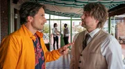 Kellner G&uuml;nni (Alexander Merbeth, re.) gibt Tim (Oliver Mommsen, li.) Auskunft &uuml;ber den Toten.