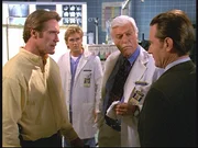 Steve (Barry Van Dyke, l.), Jesse (Charlie Schlatter, 2.v.l.) und Mark (Dick Van Dyke, 2.v.r.) stehen der Aussage von Rutgers (Bryan Cranston, r.) sehr skeptisch gegen&uuml;ber.
