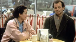 Rita (Andie MacDowell) versucht Griesgram Phil (Bill Murray) wieder aufzubauen...